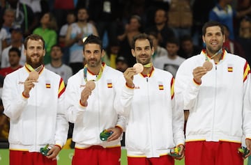 Medalla de bronce en los Juegos Olímpicos de Río 2016 tras ganar a Australia por 88-89. Sería su última competición con España ya que ese año anunció su retirada de la Selección.