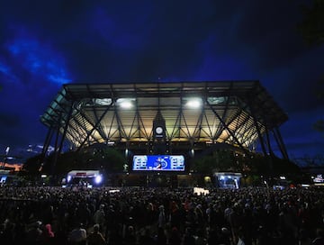 Con las ráfagas de viento tan impredecibles como las de New York, los diseñadores decidieron colocar un techo retráctil y evitar cualquier tipo de inconveniente para los aficionados y los jugadores. El basketball femenil también ha tenido eventos en el recinto para 23 mil seguidores.