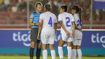 AMDEP9286. CIUDAD DE PANAMÁ (PANAMÁ), 12/04/2022.- La árbitra estadounidense Ekaterina Koroleva (i) da instrucciones hoy, en un partido de la Concacaf para la clasificación al octagonal final rumbo al Mundial de Australia-Nueva Zelanda, en el estadio Romell Fernández en Ciudad de Panamá (Panamá). EFE/Bienvenido Velasco