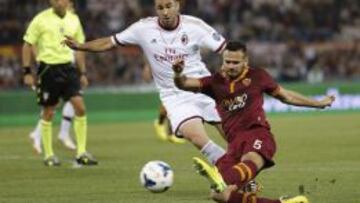 Rami trata de cortar un balón durante un duelo ante la Roma.