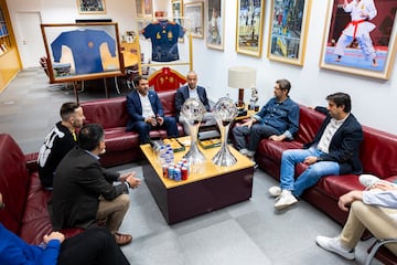 Mario Rivillos, José Tirado y Antonio Vadillo charlan en la sala VIP de AS con Vicente Jiménez, Tomás de Cos, Juan Gutiérrez y Jesús Mínguez.