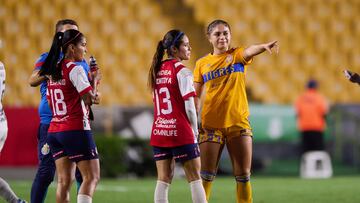 Jugadoras de Chivas Femenil y Tigres después del empate en el Volcán.