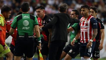 (L-R), Diego Cocca Atlas head coach and Alexis Vega of Guadalajara during the game Atlas vs Guadalajara, corresponding to day 11 of the Torneo Clausura Grita Mexico C22 of Liga BBVA MX, at Jalisco Stadium, on March 20, 2022.
<br><br>
(I-