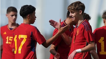 A la derecha, Miguel Redondo, en su debut con España.