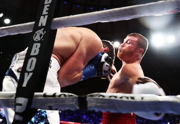 El triunfo del Canelo Álvarez sobre Rocky Fielding en imágenes