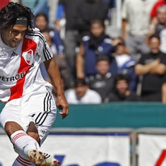 Falcao, el rival al que a Schiavi le faltó darle una patada