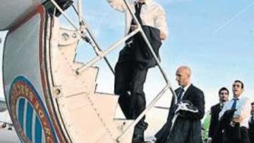 <b>DE ESTRENO. </b>La expedición españolista llegó ayer a A Coruña a bordo de su nuevo avión.