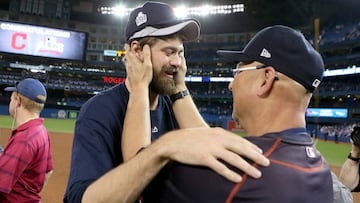 Andrew Miller y el entrenador Terry Francona han sido claves en el triunfo de los Indians en las Series de Campeonato contra los Blue Jays.