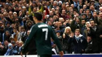 CRISTIANO: EL ENEMIGO DEL ETIHAD. Cristiano fue el enemigo número uno de la afición del City. Ayer no le perdonaron su pasado como jugador del United y cada vez que tocó el balón fue abucheado. El portugués estuvo cerca de marcar su segundo gol en el Etihad, pero Nastasic sacó en la línea el balón.