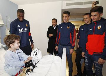 Kondogbia, Murthy, Paulista, Maksimovic y Ferran, con un niño.