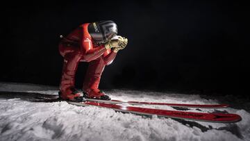 Jan Farrell posa con sus esquís durante la prueba nocturna de la Copa del Mundo de Speed Ski de Salla (Finlandia).