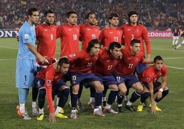 La selección de Chile posa antes de medirse a España. Arriba y de izquierda a derecha posan: Bravo, Vidal, Gonzalo Jara, Beausejour, Estrada y Ponce. Abajo, y en el mismo orden: Isla, Valdivia, Medel, Mark González y Alexis Sánchez. Los chilenos buscaban acabar líderes e invictos en el Grupo H.