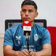 Robertone se marcha del Almería y vuelve a Vélez Sarsfield