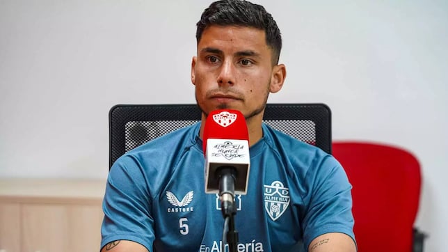 Robertone se marcha del Almería y vuelve a Vélez Sarsfield