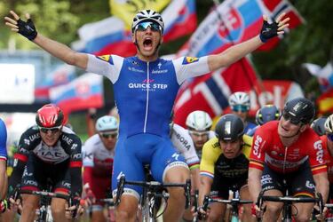 Froome escapes from crash unscathed as Kittel wins stage