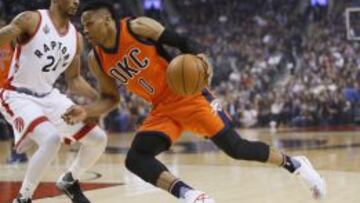 Russell Westbrook conduce el balón contra Norman Powell.