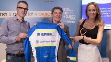 Markel Irizar, Jos&eacute; Cabrera y Sandra Ibarra sostienen el maillot que llevar&aacute;n los participantes.