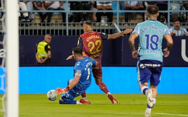 El portero malaguista fue una pesadilla para uno de los mejores ataques de la categoría. Sus intervenciones fueron claves para que el Deportivo no se metiera en el partido.