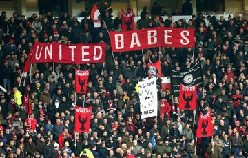 Se cumplen 60 años de la tragedia aérea que acabó con la vida de 23 personas, ocho de ellos futbolistas del equipo inglés al que llamaban 'Busby Babes'. El Manchester United realizó un bonito memorial en el partido de la Premier frente a Huddersfield Town.