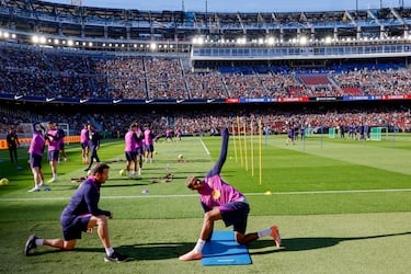 Lamine Yamal hace estiramientos durante el entrenamiento.