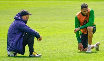 Charla sobre el césped de El Sardinero de José Alberto, entrenador del Racing, con su jugador Jordi Mboula.