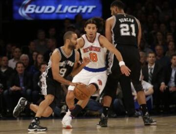 Tony Parker y Sasha Vujacic. Partido San Antonio Spurs-New York Knicks.