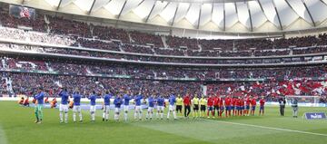 Los equipos forman en el centro del campo. 