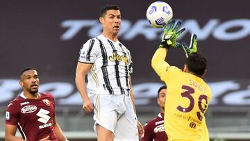 Soccer Football - Serie A - Torino v Juventus - Stadio Olimpico Grande Torino, Turin Italy - April 3, 2021 Juventus&#039; Cristiano Ronaldo in action with Torino&#039;s Salvatore Sirigu REUTERS/Massimo Pinca