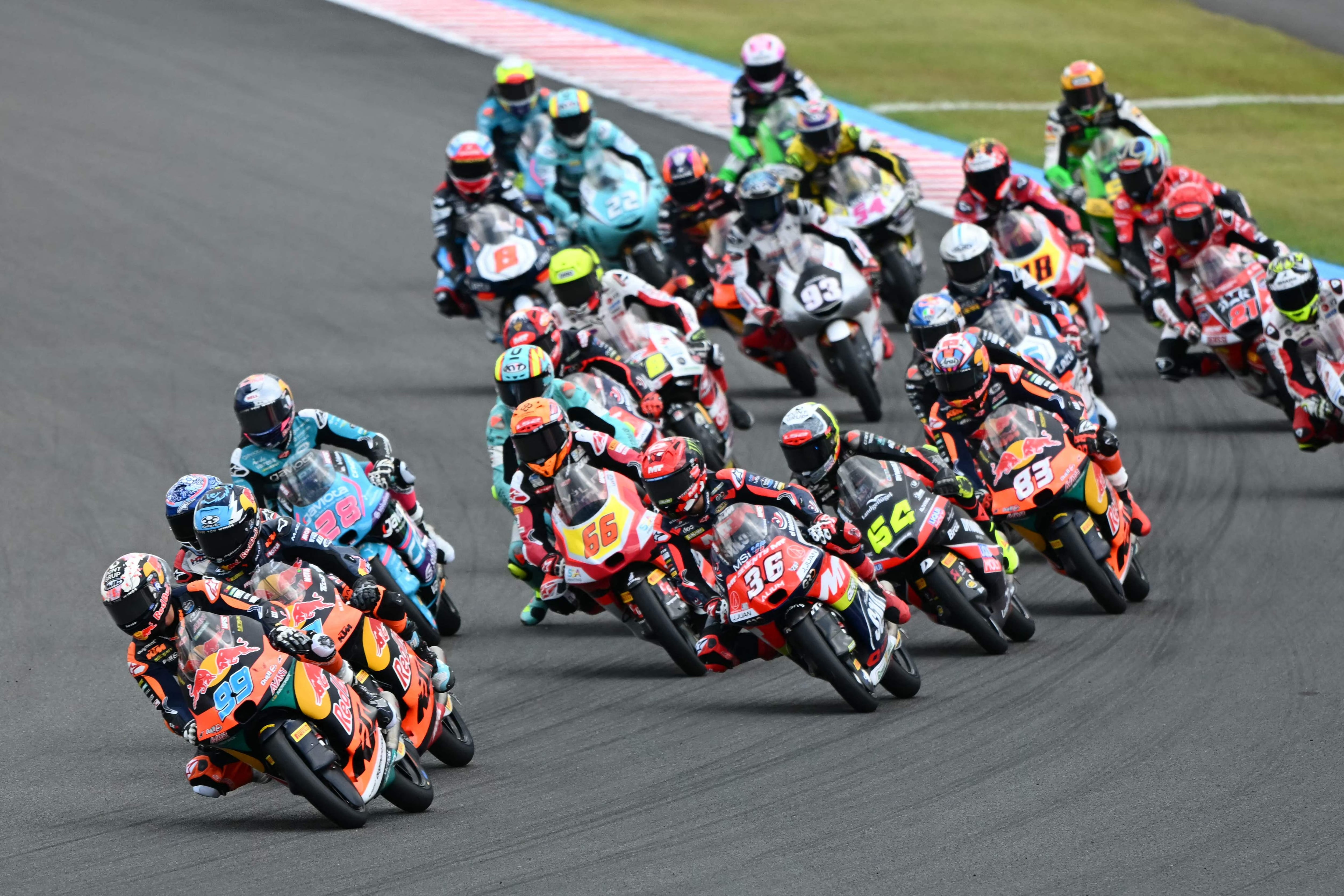 El piloto español de Moto3 José Antonio Rueda (delantero a la izquierda) del equipo Red Bull KTM Tech3 comienza la carrera de Moto3 del Gran Premio de Japón de MotoGP el 28 de septiembre de 2025 en Mobility Resort Motegi en Motegi, Prefectura de Tochigi. (Foto de Toshifumi AKITAMURA)