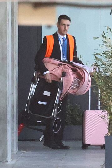 Trabajador del aeropuerto sacando el carrito de la pequeña Ana Sandra Lequio.