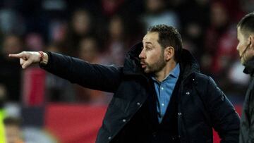 Machín da instrucciones.