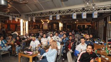 Los aficionados de la peña del Real Madrid en Damasco ven el partido de ida de cuartos de final de la Champions contra el Chelsea.