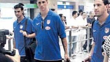 <b>ARRIBARON. </b>El Atlético arribó en Shanghai tras más de 10 horas de viaje. Torres fue el más aclamado.