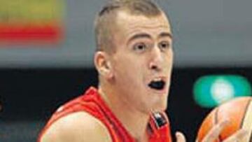 <b>OBSERVADO. </b>Los técnicos de Portland sigue de cerca a Sergio.