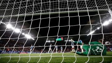 El portero del Espanyol Benjamin Lecomte (d) trata de detener el gol de Osasuna, durante el partido de Liga en Primera División disputado este jueves en el estadio de El Sadar, en Pamplona.