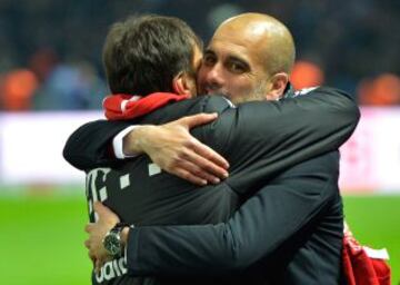 EL Bayern de Munich campeón de la Bundesliga. Guardiola se abraza con unos de sus ayudantes.