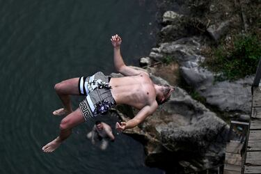 Participantes saltan desde el Puente Sagrado, una construcción de piedra del siglo XVIII de 22 metros de altura, cerca de Gjakova, la séptima ciudad más grande de Kosovo. Las imágenes  corresponden a una tradicional competición de saltos, de carácter anual, que en cada edición reúne a los mejores clavadistas y a varios cientos de aficionados.