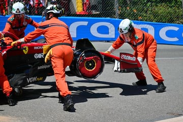 Los operarios del circuito del Gran Premio de Mónaco retiran el Ferrari del piloto británico, Lewis Hamilton, tras el accidente sufrido en los entrenamientos libres del Gran Premio de Mónaco de Fórmula 1.