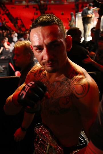 Max Holloway celebra la victoria, Retiene su corona de peso pluma de la UFC.