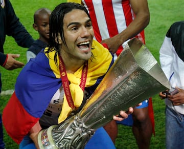El delantero de Santa Marta ha estado en dos equipos de la liga espa?ola. Su primer equipo fue el Atl谷tico de Madrid (2011-13) donde jug車 91 encuentros y marc車 70 goles. Desde el 2021 defiende la camiseta del Rayo Vallecano con el que lleva 74 partidos y 12 goles. Con los rojiblancos consigui車 la Europa League de 2012, la Supercopa de Europa 2012 y la Copa del Rey 2013.