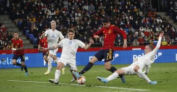 Morata marcó dos goles a Islandia en Riazor.