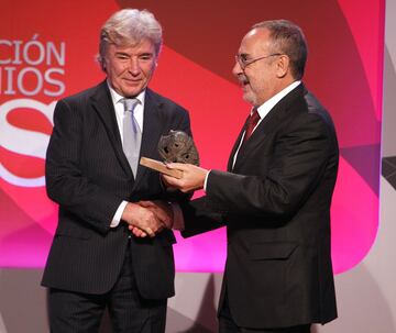 Ángel Nieto junto a Alfredo Relaño recibiendo el trofeo de la Gala V de los premios del Diario As del deporte en 2011.



