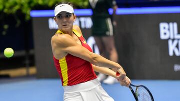 SEVILLA. 08/11/2023.- La tenista española Rebeka Masarova devuelve la bola a la canadiense Marina Stakusic durante su partido perteneciente al grupo C de la Billie Jean King Cup, este martes en Sevilla. EFE/ Raúl Caro