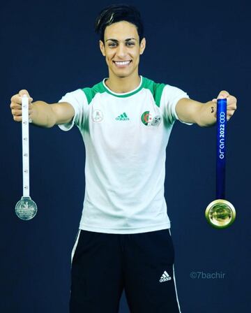 Imane Khelif naci¨® el 2 de mayo de 1999 (25 a?os) en Tiaret, Argelia. Ha representado a Argelia en los Juegos Ol¨ªmpicos de Jap¨®n 2020 y en los actuales de Par¨ªs 2024. Tambi¨¦n represent¨® a su pa¨ªs en el Campeonato Mundial de Boxeo Femenino AIBA 2019, en el Campeonato Mundial de Boxeo Femenino IBA 2022 y, fue descalificada antes de su pelea por el oro en el Campeonato Mundial de Boxeo Femenino IBA 2023 por altos niveles de testosterona.