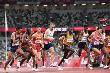 Carlos Mayo finaliza treceavo en la final del 10.000 metros con un tiempo de 28:04 .