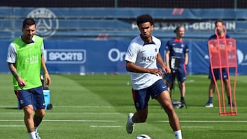 Warren Zaire Emery under the eye of Leo Messi during Paris Saint-Germain training on on July 27, 2022 in Paris.