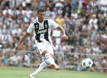 Cristiano marcando el primer gol con la camiseta de la Juve.