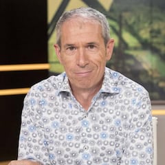 Así es Carlos de Andrés, la 'voz' del ciclismo con Perico Delgado en TVE