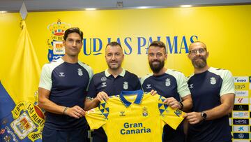 Diego Martínez posa con su cuerpo técnico.