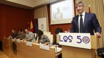 Gil Marín, durante su intervención en el debate de la peña Los 50.